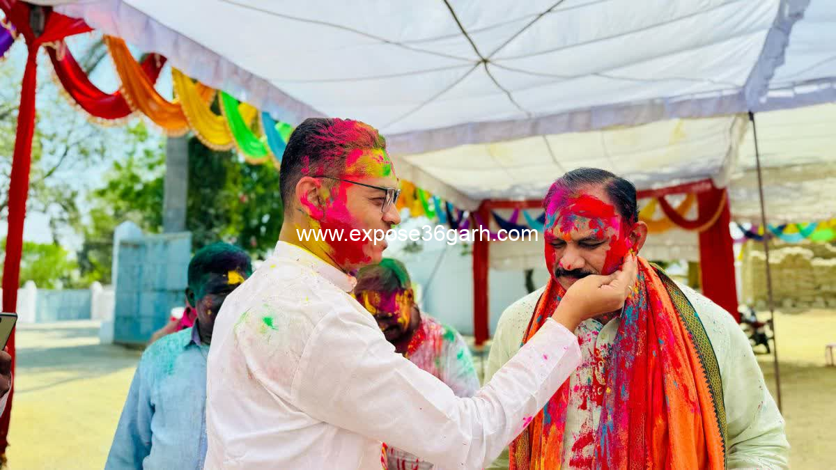 बचपन के दोस्तों के साथ स्वास्थ्य मंत्री ने खेली होली, बुजुर्गों का लिया आशीर्वाद